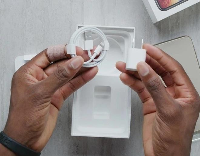 Kể từ phiên bản iPhone 12, Apple đã cắt giảm sạc và tai nghe ra khỏi hộp đựng sản phẩm.