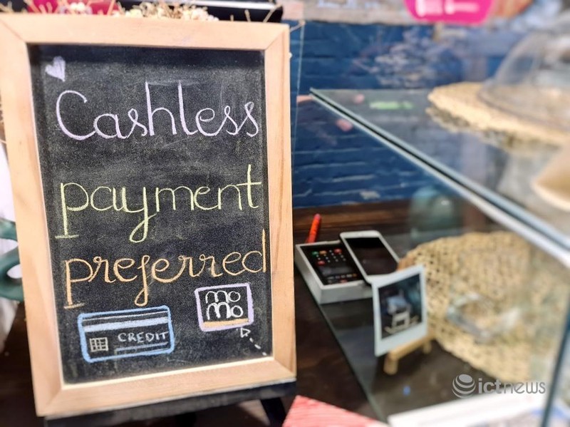 Một quán cà phê ở TP.HCM khuyến nghị khách giao dịch không tiền mặt. (Ảnh: Hải Đăng)