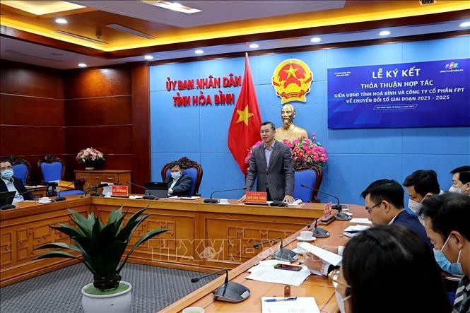 Toàn cảnh buổi lễ ký kết thỏa thuận hợp tác về chuyển đổi số. Toàn cảnh buổi lễ ký kết thỏa thuận hợp tác về chuyển đổi số.