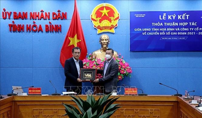 Toàn cảnh buổi lễ ký kết thỏa thuận hợp tác về chuyển đổi số. Toàn cảnh buổi lễ ký kết thỏa thuận hợp tác về chuyển đổi số.