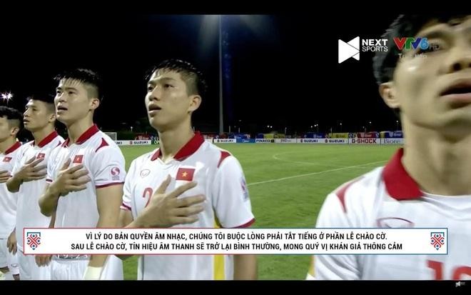 Phần chào cờ của đội tuyển Việt Nam bị tắt tiếng khi phát sóng trên Youtube khiến nhiều người phẫn nộ (Ảnh chụp từ màn hình). Phần chào cờ của đội tuyển Việt Nam bị tắt tiếng khi phát sóng trên Youtube khiến nhiều người phẫn nộ (Ảnh chụp từ màn hình).