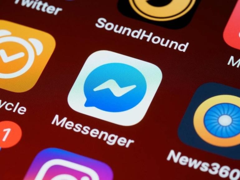 Việc thay thế Messenger bằng các ứng dụng như Signal, Telegram sẽ giúp cho tin nhắn của bạn được bảo mật hơn (Ảnh: PhoneArena). Việc thay thế Messenger bằng các ứng dụng như Signal, Telegram sẽ giúp cho tin nhắn của bạn được bảo mật hơn (Ảnh: PhoneArena).