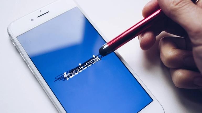 Mạng xã hội Facebook khiến người dùng tiêu tốn thời gian vào những việc vô nghĩa (Ảnh: PhoneArena). Mạng xã hội Facebook khiến người dùng tiêu tốn thời gian vào những việc vô nghĩa (Ảnh: PhoneArena).