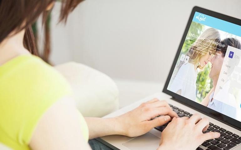 Nhiều cô gái nhẹ dạ cả tin đã trở thành nạn nhân của những kẻ lừa đảo khi gửi "ảnh nóng" cho chúng (Ảnh minh họa: Discrit).