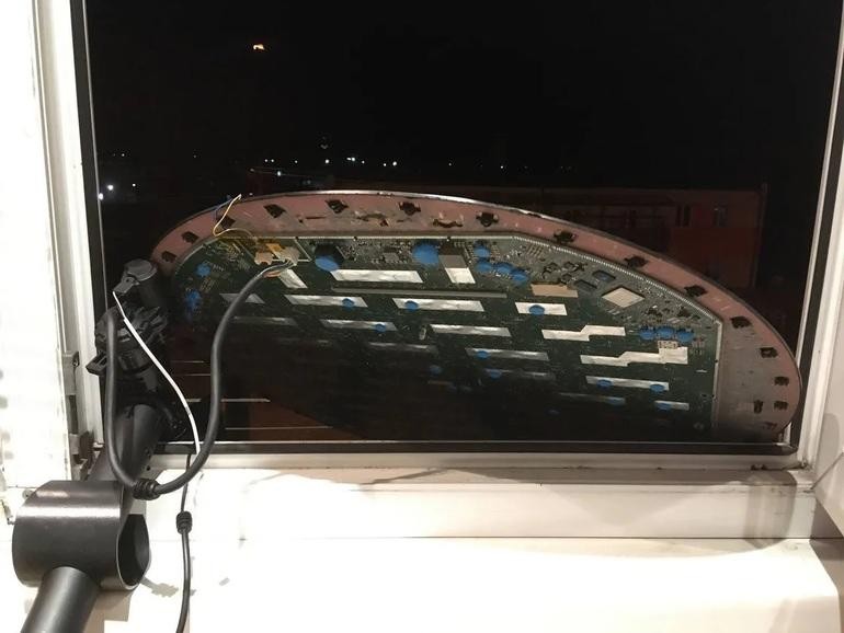 Thiết bị thu tín hiệu Internet vệ tinh Starling được đặt ngoài cửa sổ (Ảnh: Oleg Kutkov).