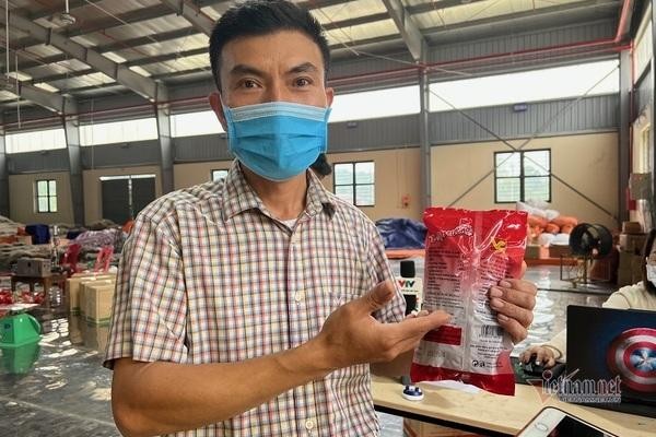 Ông Nguyễn Văn Sơn, Phó Giám đốc Hợp tác xã Miến Việt Cường giới thiệu sản phẩm đã đạt OCOP 5 sao.