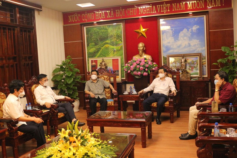 Chủ tịch Đỗ Minh Tuấn cùng Ban biên tập Tạp chí điện tử VietTimes Chủ tịch Đỗ Minh Tuấn cùng Ban biên tập Tạp chí điện tử VietTimes