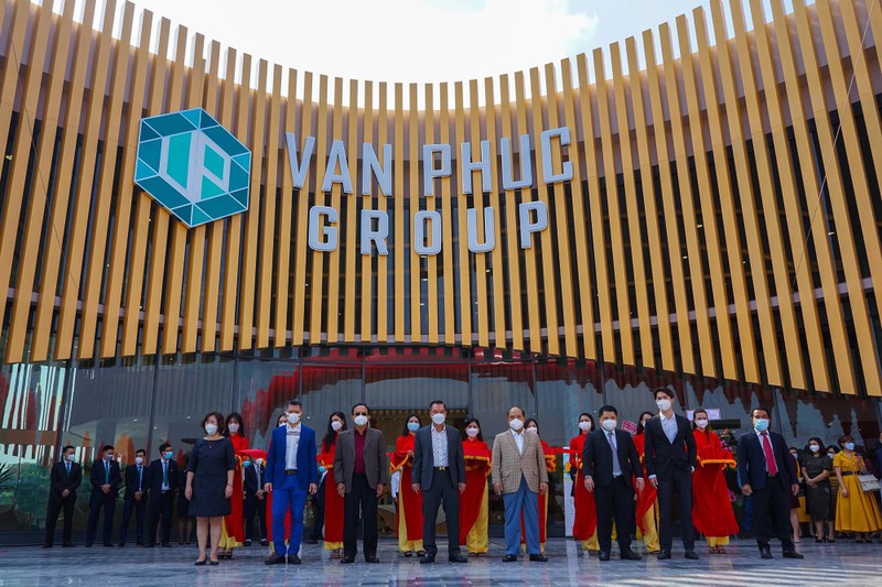 Lãnh đạo Van Phuc Group trong buổi khai trương Sales Gallery. Lãnh đạo Van Phuc Group trong buổi khai trương Sales Gallery.