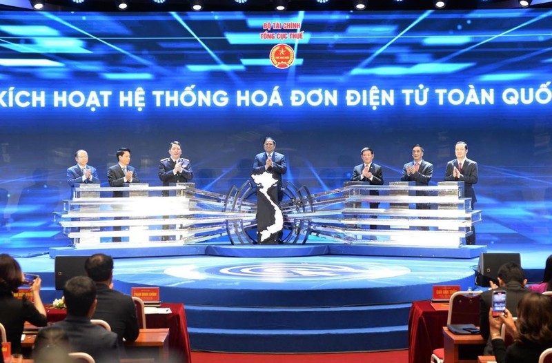 Thủ tướng tham dự buổi kích hoạt hệ thống hóa đơn điện tử. Ảnh: Tổng cục Thuế Thủ tướng tham dự buổi kích hoạt hệ thống hóa đơn điện tử. Ảnh: Tổng cục Thuế