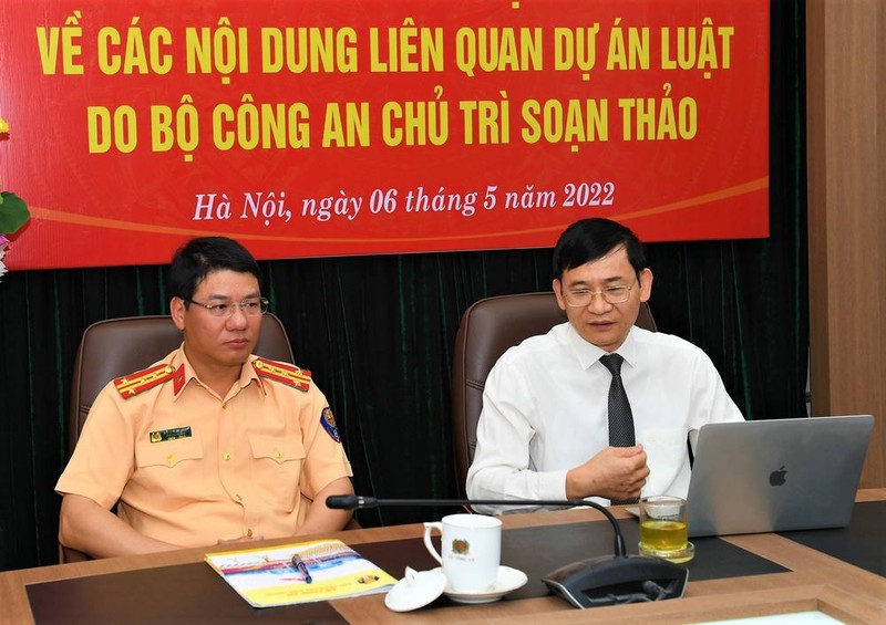 Đại tá Đỗ Thanh Bình và luật sư Trương Thanh Đức cùng trả lời bạn đọc tại diễn đàn trực tuyến, ngày 6/5. Ảnh: Bộ Công an