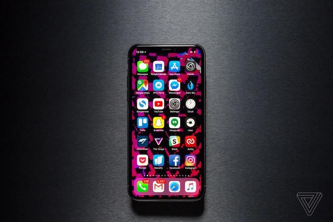 Nhiều ứng dụng quen thuộc trên điện thoại chính là nguyên nhân khiến thiết bị hao pin nhanh chóng (Ảnh: James Bareham / The Verge) Nhiều ứng dụng quen thuộc trên điện thoại chính là nguyên nhân khiến thiết bị hao pin nhanh chóng (Ảnh: James Bareham / The Verge)