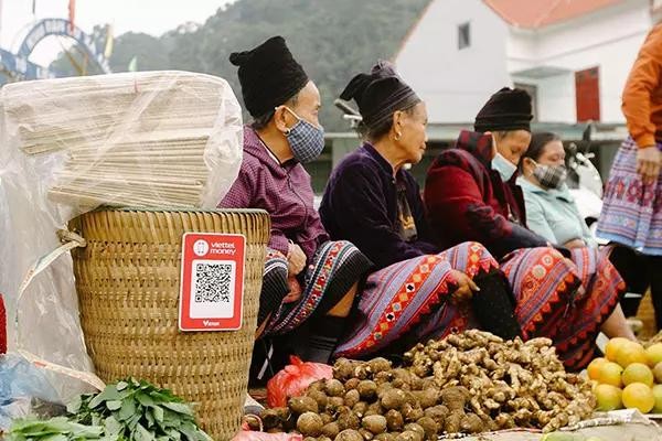 Điểm chấp nhận thanh toán Mobile Money tại một phiên chợ vùng cao. Điểm chấp nhận thanh toán Mobile Money tại một phiên chợ vùng cao.