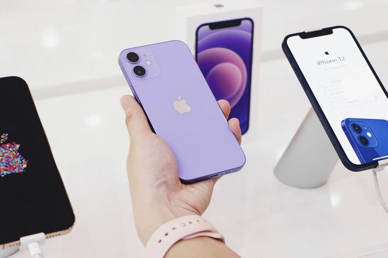 Nhiều đại lý cho biết doanh số của iPhone 12 tăng mạnh sau khi được điều chỉnh giảm giá (Ảnh: Thế Anh). Nhiều đại lý cho biết doanh số của iPhone 12 tăng mạnh sau khi được điều chỉnh giảm giá (Ảnh: Thế Anh).