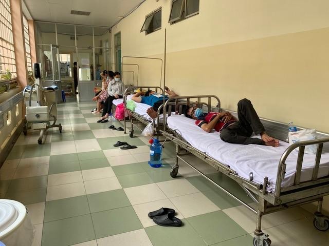 Lượng bệnh nhân nhập viện đông, bệnh viện phải tiến hành kê thêm giường tại các hành lang Số ca người lớn mắc sốt xuất huyết tăng cao, người dân không được chủ quan - Ảnh 2.