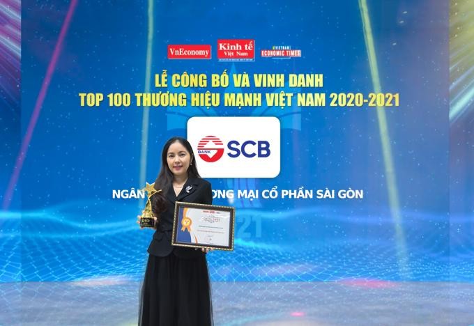 Đại diện Lãnh đạo SCB nhận giải thưởng Top 100 thương hiệu mạnh Việt Nam 2020-2021. Ảnh: SCB Đại diện Lãnh đạo SCB nhận giải thưởng Top 100 thương hiệu mạnh Việt Nam 2020-2021. Ảnh: SCB