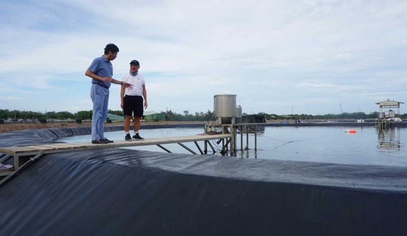 TS. Nguyễn Thanh Mỹ (phải) giới thiệu với nhà đầu tư về công nghệ nuôi tôm giàu oxy. 