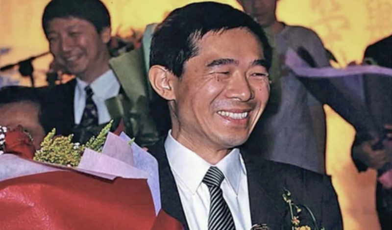 Tham vọng công nghệ Trung Quốc đang đặt lên vai "vị phù thủy" ngành chip 70 tuổi này - Ảnh 3. Ông Liang Mong-Song trong một buổi lễ trao thưởng của TSMC năm 2003