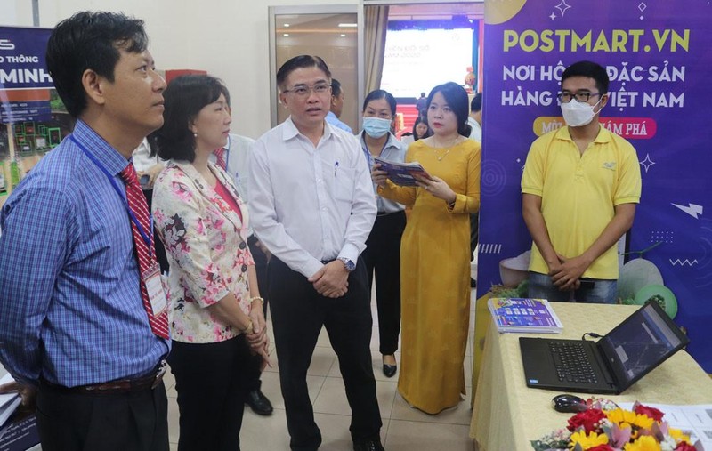 Các đại biểu tham quan triển lãm sản phẩm, giải pháp số và mô hình ứng dụng - một hoạt động của chuỗi sự kiện chuyển đổi số tỉnh An Giang năm 2022.