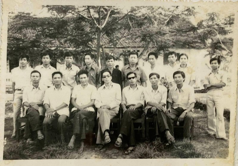 Lãnh đạo Huyện Văn Bàn, Phòng Giáo dục chụp ảnh cùng các thầy cô giáo năm học 1983-1984. Ảnh: tư liệu Trường THPT Văn Bàn Lãnh đạo Huyện Văn Bàn, Phòng Giáo dục chụp ảnh cùng các thầy cô giáo năm học 1983-1984. Ảnh: tư liệu Trường THPT Văn Bàn