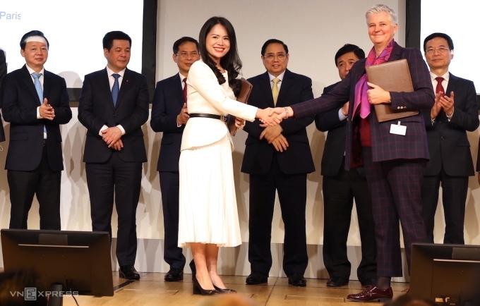 Ông Nguyễn Ngọc Nghị, thành viên Hội đồng quản trị T&amp;T Pharma (hàng trước, ngoài cùng bên phải) và đại diện Tập đoàn NG Biotech (Pháp) và đại diện Đại học Y Hà Nội trao biên bản ghi nhớ hợp tác nghiên cứu phát triển và chuyển giao công nghệ sản xuất 175 loại test nhanh cho Việt Nam. Ảnh: T&amp;T Group