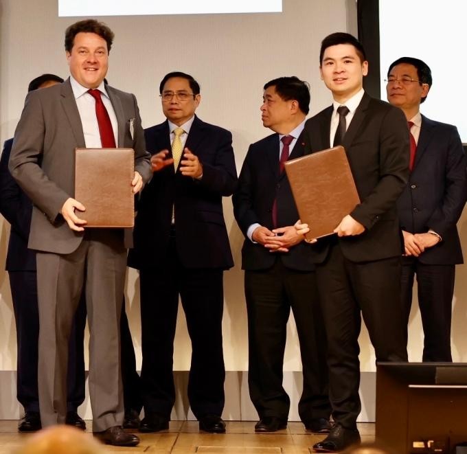 Ông Đỗ Vinh Quang, Thành viên Hội đồng quản trị Tập đoàn T&amp;T Group (phải) và đại diện Học viện Normandie (Pháp) trao biên bản ghi nhớ hợp tác tư vấn xây dựng các mô hình giáo dục quốc tế chất lượng cao. Ảnh: T&amp;T Group