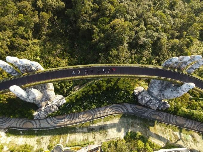 Cầu Vàng - cây cầu nổi tiếng được truyền thông thế giới ngợi ca và du khách khắp nơi tìm về. Ảnh: Sun Group Cầu Vàng - cây cầu nổi tiếng được truyền thông thế giới ngợi ca và du khách khắp nơi tìm về. Ảnh: Sun Group