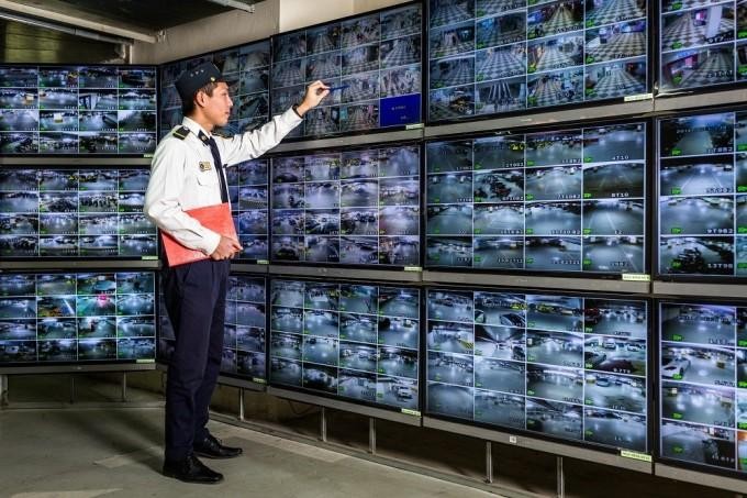 Nhân viên bảo vệ theo dõi hệ thống an ninh đa lớp tại một khu đô thị Vinhomes. Ảnh: Vinhomes Nhân viên bảo vệ theo dõi hệ thống an ninh đa lớp tại một khu đô thị Vinhomes. Ảnh: Vinhomes