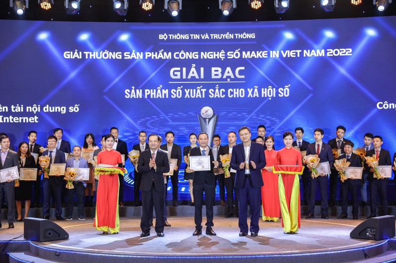 VieON xuất sắc giành Giải Bạc tại hạng mục Sản phẩm số xuất sắc cho xã hội số (Ông Huỳnh Long Thủy – Tổng giám đốc Công ty CP VieON (đứng ngoài cùng bên phải) đại diện nhận giải)