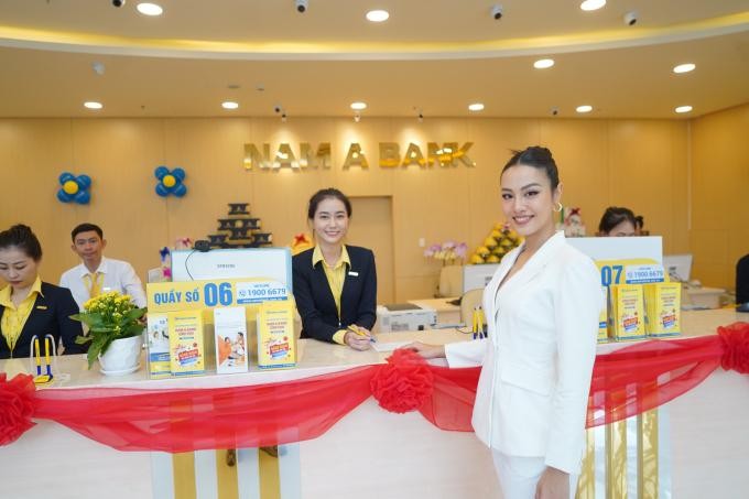 Á hậu Thủy Tiên trải nghiệm không gian giao dịch mới của Nam A Bank Cần Thơ.