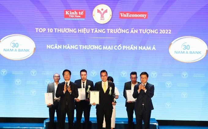 Nam A Bank nhận giải thưởng "Top 10 thương hiệu tăng trưởng ấn tượng 2022". Ảnh: Nam A Bank Nam A Bank nhận giải thưởng "Top 10 thương hiệu tăng trưởng ấn tượng 2022". Ảnh: Nam A Bank
