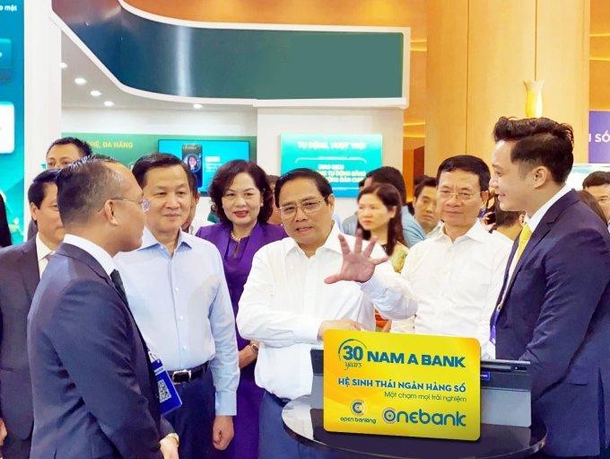 Thủ tướng Chính phủ tham quan gian hàng triển lãm của Nam A Bank. Ảnh: Nam A Bank