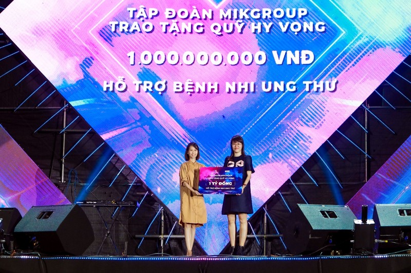 Đại diện MIKGroup (bên phải) trao tặng 1 tỉ đồng cho quỹ HOPE thực hiện chương trình hỗ trợ bệnh nhi ung thư