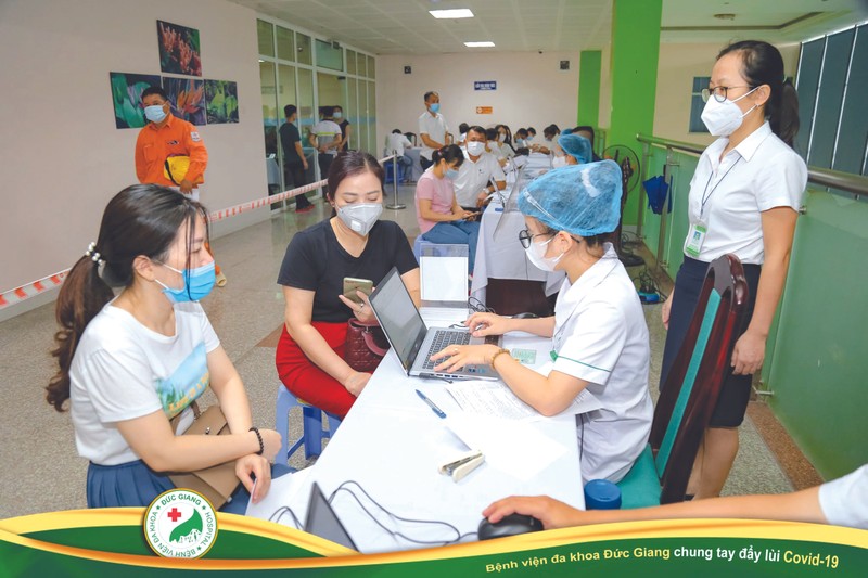 Bệnh nhân cập nhật thông tin cho bệnh án điện tử.