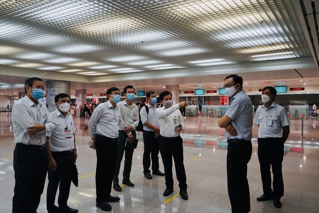 Đoàn công tác của Bộ Y tế kiểm tra công tác phòng, chống dịch tại sân bay Tân Sơn Nhất. Ảnh tư liệu: Kim Vân
