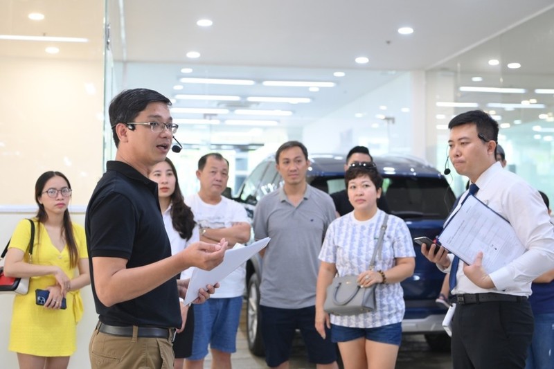 Đại diện Thaco Auto chia sẻ thông tin với khách dùng BMW tại sự kiện. Thaco-001.jpeg