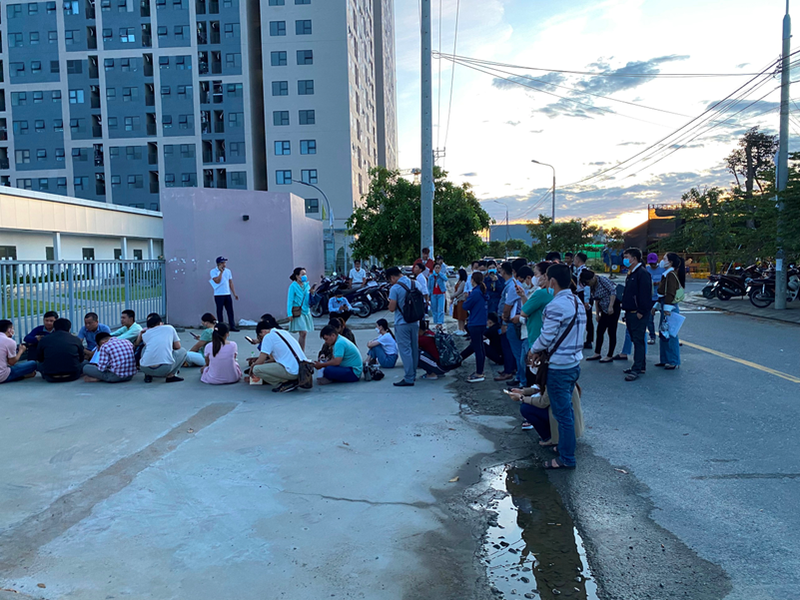 Khách hàng có mặt từ sớm để xếp hàng tham dự buổi tổ chức bốc thăm Picture1.png
