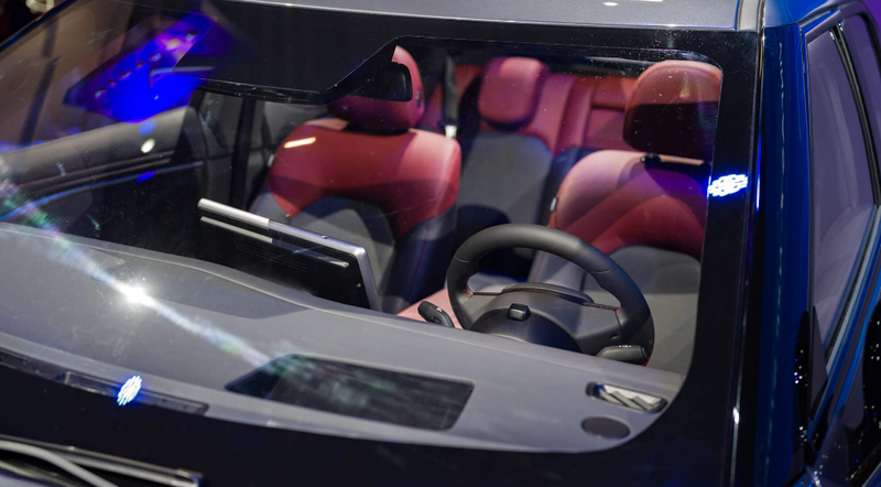 Vô lăng xe là dạng D-cut thể thao, nội thất bọc da được phối màu đen - đỏ. Giữa hàng ghế trước được trang bị bệ tỳ tay. Màn hình giải trí cảm ứng được trang bị kích thước từ 12,9 đến 15,6 inch tùy phiên bản xe.