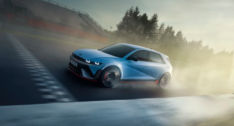 Hyundai IONIQ  5 N được trang bị thêm hai tính năng khá độc đáo. Đầu tiên là N e-shift, mô phỏng hộp số ly hợp kép 8 cấp của xe động cơ đốt trong, khiến người lái cảm nhận được tiếng động khi xe chuyển số.