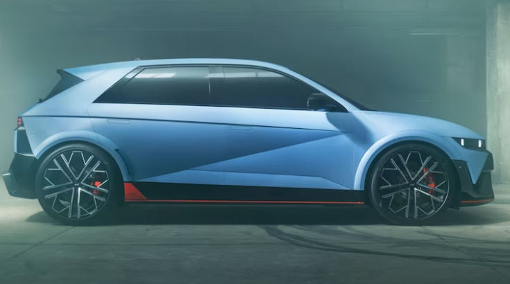 Hyundai IONIQ 5 N  được trang bị motor điện ở cả cầu trước và cầu sau. Motor điện phía trước đạt 222 mã lực, trong khi motor điện cầu sau đạt 378 mã lực. Khi hoạt động ở chế độ N Grin Boost, tổng công suất kết hợp của hai motor có thể đạt trên 640 mã lực, điều này giúp IONIQ 5 N tăng tốc từ 0 đến 100km/h với chỉ 3,4 giây.