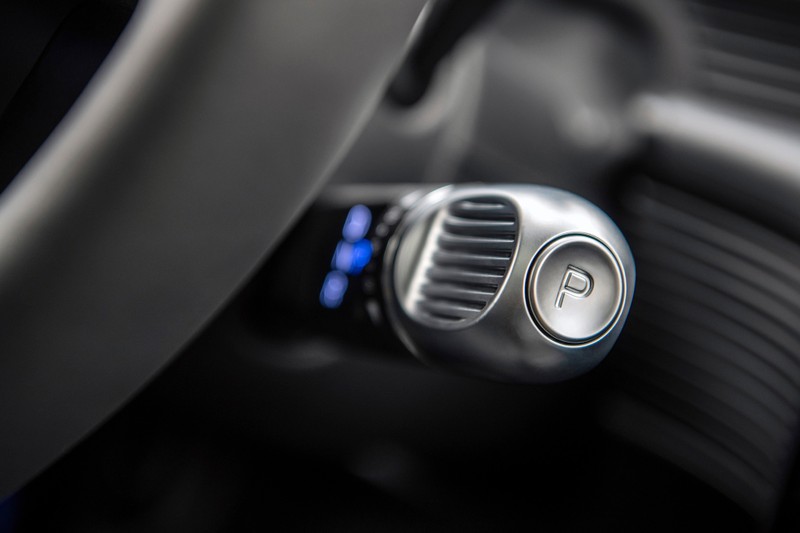 IONIQ 5 sử dụng cần số điện tử tích hợp trên cụm vô lăng nhờ đó không gian giữa ghế lái và hành khách bên ghế phụ được liên thông. Điều này chưa từng có trên các mẫu xe sử dụng động cơ đốt trong, tạo nên sự liền mạch về thiết kế và không gian, đem đến sự rộng rãi, thoải mái tối đa.