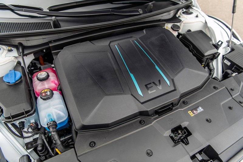 Hệ thống truyền động: cũng giống như động cơ đốt trong, hệ thống truyền động của IONIQ 5 gồm có hệ thống PE biến năng lượng điện từ pin thành động năng chuyển động, hệ thống quản lý sạc xe VCMS, bộ điều khiển sạc tích hợp ICCU cho phép trao đổi năng lượng 2 chiều như sạc thiết bị ngoại vi hay thu hồi động năng; bộ điều khiển xe VCU chịu trách nhiệm điều khiển các chức năng trên xe.