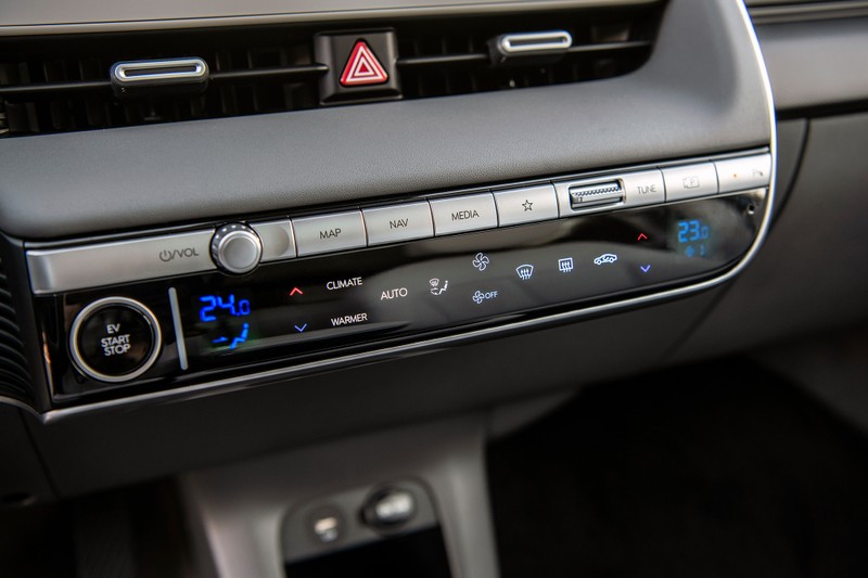 Bên cạnh đó, các chức năng tiêu chuẩn khác như điều hoà tự động, đèn tự động, khởi động chìa khoá thông minh, cửa sổ tời toàn cảnh, hệ thống hỗ trợ lái 3 chế độ drive-mode,… mang tới một sản phẩm đầy đủ tiện nghi cho các vị trí ngồi.