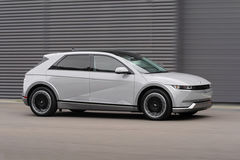 IONIQ 5 được sản xuất với 2 phiên bản Prestige và Exclusive, gồm 3 màu: Đen, Trắng & Bạc. Xe được cung cấp chế độ bảo hành 5 năm hoặc 100.000km tùy điều kiện nào đến trước. Với hệ thống pin, xe được hưởng chế độ bảo hành 8 năm hoặc 160.000km tùy điều kiện nào đến trước. Giá bán IONIQ 5 (đã bao gồm thuế VAT): - IONIQ 5 Prestige: 1,45 tỷ đồng - IONIQ 5 Exclusive: 1,3 tỷ đồng.