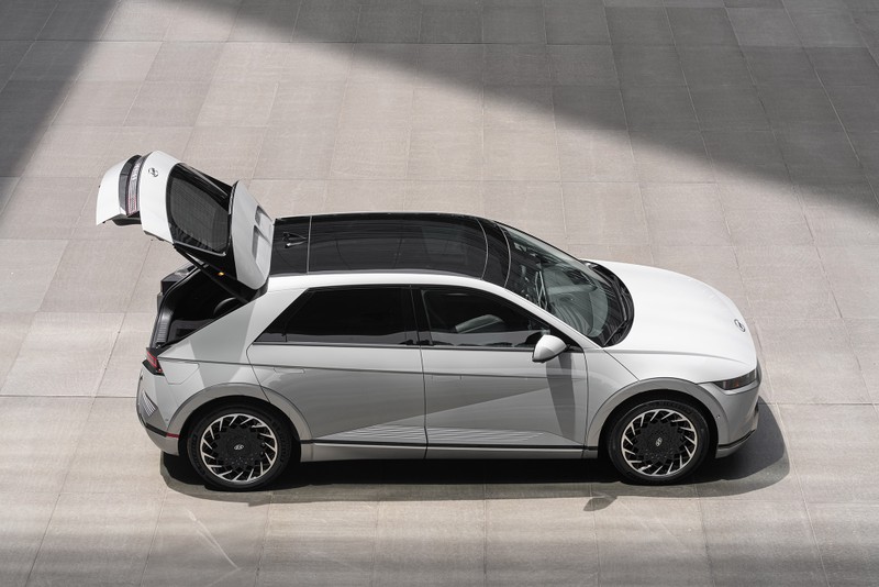 IONIQ 5  được xem là mẫu xe điện chuẩn mực và tiên phong trong ngành ô tô điện nói riêng cũng như xu hướng phát triển ô tô trong tương lai với hàng loạt các giải thưởng danh giá. Mới đây nhất, IONIQ 5 nhận được bộ 3 giải thưởng Xe của năm, Xe điện của năm và Thiết kế xe của Năm trong khuôn khổ triển lãm ô tô quốc tế New York 2022 (World Car Award 2022).