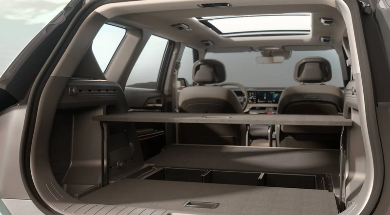 Hàng ghế sau và khoang hành lý rộng rãi.Cột hậu D được đẩy về phía sau, Kia giải thích, để tăng khả năng tạo cảm giác thoải mái ở hàng ghế sau và khu vực chứa hàng trong khi vẫn đảm bảo khả năng nhìn ra bên ngoài.  Kia EV5 sẽ bắt đầu bán vào cuối năm tại Trung Quốc, và sẽ có mặt trên các thị trường khác trong thời gian sắp tới.