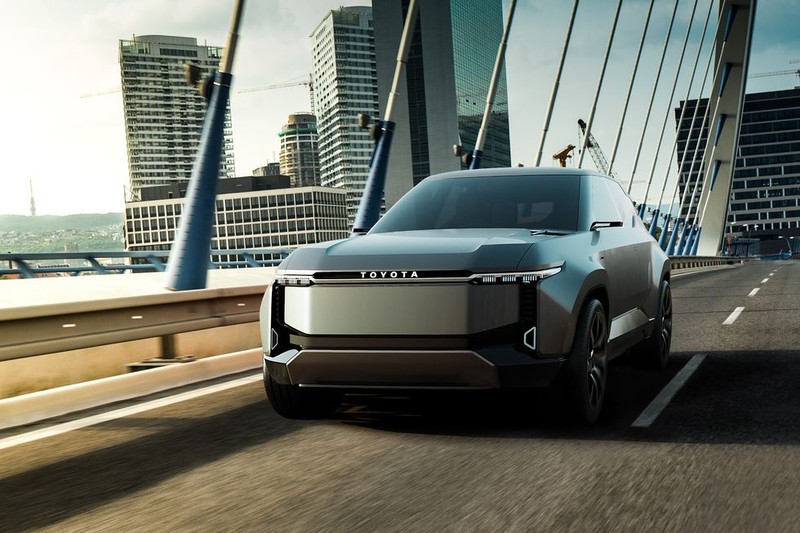 Mặc dù chưa có thông tin khác về mẫu xe Toyota  Land Cruiser Se concept, thân xe hình hộp của nó thật sự quyến rũ. Điều ngạc nhiên là nó không giống lắm với các phiên bản sản xuất hiện tại. Trên thực tế, nếu không có chữ "Toyota" ở phía đầu xe và phía trên dải đèn sau mỏng mảnh của nó, ta có thể không nhận ra nó là sản phẩm của hãng Toyota.