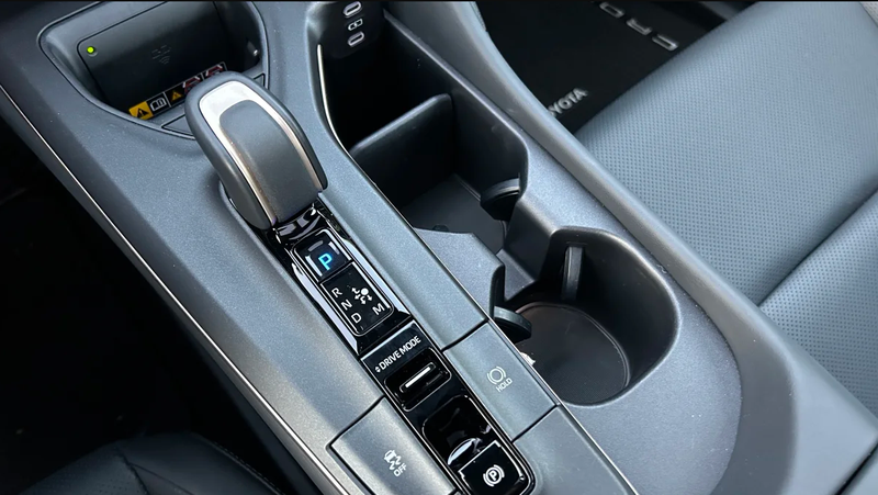 Các cổng USB loại C cũng được đặt ở vị trí thuận lợi cho cả người ngồi ở phía trước và người lái. Tổng thể, bố trí nội thất là hợp lý và hoạt động tốt trong thực tế.