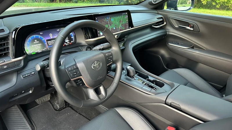 Chất lượng vật liệu trong nội thất được đánh giá là tương xứng với giá tiền, nhưng không đạt tới mức cao như dòng xe Avalon đã ngừng sản xuất với các màu sắc đẹp mắt, da được may và thiết kế giống Lexus