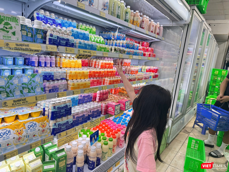 Nhờ quảng cáo công dụng giảm số ngày mắc cúm, sữa chua uống men sống Vinamilk Probi được nhiều người tiêu dùng lựa chọn cho gia đình, đặc biệt là trẻ em. Ảnh: Quỳnh An. vt_vinamilk 2.png