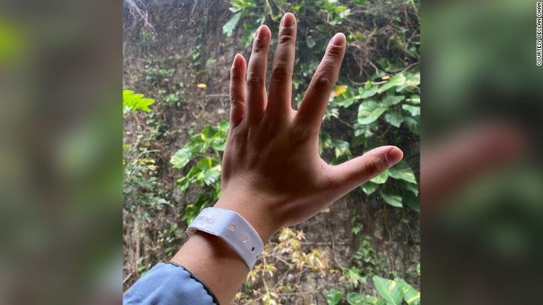 Vòng đeo tay của anh Chan dùng để kết nối với một ứng dụng theo dõi trên điện thoại thông minh. Ảnh: CNN Ảnh: CNN